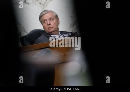 Washington, Usa. Oktober 2020. Senatorin Lindsey Graham, R-SC, und Vorsitzender des Justizausschusses des Senats, hört am Dienstag, den 13. Oktober 2020, während einer Bestätigungsverhandlung des Justizausschusses des Senats für Amy Coney Barrett, Nominierte des Obersten Gerichtshofs, in Washington, DC zu. Pool Foto von Stefani Reynolds/UPI Kredit: UPI/Alamy Live Nachrichten Stockfoto