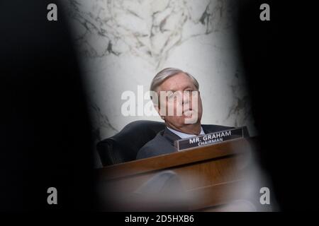 Washington, Usa. Oktober 2020. Senatorin Lindsey Graham, R-SC, und Vorsitzender des Justizausschusses des Senats, hört am Dienstag, den 13. Oktober 2020, während einer Bestätigungsverhandlung des Justizausschusses des Senats für Amy Coney Barrett, Nominierte des Obersten Gerichtshofs, in Washington, DC zu. Pool Foto von Stefani Reynolds/UPI Kredit: UPI/Alamy Live Nachrichten Stockfoto