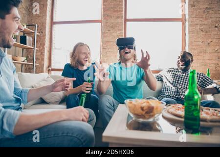 Porträt von vier schönen attraktiven froh aufgeregt fröhlich fröhliche Jungs Treffen Spaß mit vr Helm Cyber-Video-Spiel zu Fuß Im Industrieloft Stockfoto