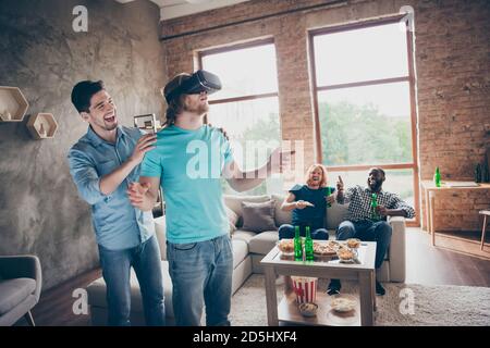 Porträt von vier schönen attraktiven froh fröhlich fröhliche Jungs versammeln Spaß mit vr Gerät Cyber-Video-Spiel in der Industrie Einrichtung im Loft-Stil Stockfoto
