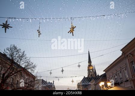 NOVI SAD, SERBIEN - 4. DEZEMBER 2016: Novi Sad Kathedrale mit Weihnachtsschmuck in den Winterferien von Zmaj Jovina Ulica Straße, die Fußgänger s Stockfoto