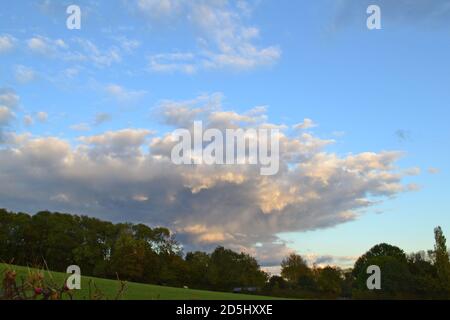 Weald of Kent Blick auf Greensand Ridge in der Nähe von Underriver, Sevenoaks, Oktober. Verfallende Duschwolken am Abend in einem blauen Himmel. Mammatuswolken gesehen Stockfoto