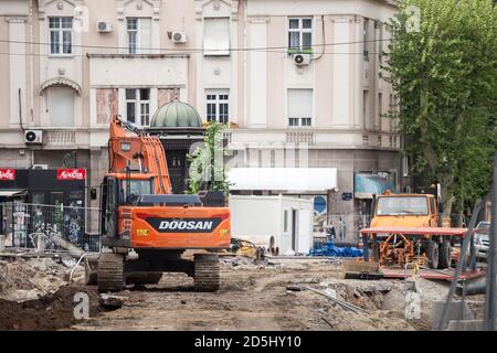 BELGRAD, SERBIEN - 24. MAI 2020: Straßenrenovierung Baustelle mit einem Doosan Bagger. Doosan ist ein auf Maschinen spezialisiertes koreanisches Konglomerat Stockfoto