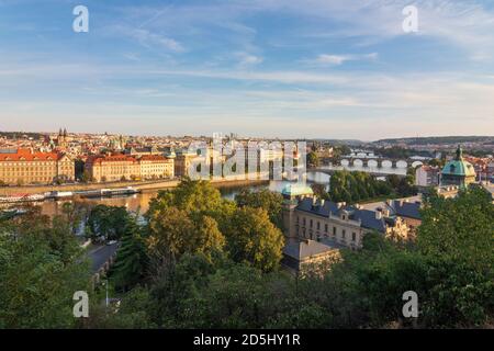 Praha: Blick vom Letna Park auf die Moldau und das Stadtzentrum, vorne die Straka Akademie (auf Tschechisch: Strakova akademie) als Sitz der Gove Stockfoto