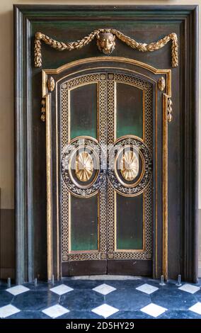 Lima, Peru - 4. Dezember 2008: Nahaufnahme von Gold auf dunkelgrün dekorierten Doppeltür in der Kathedrale. Stockfoto