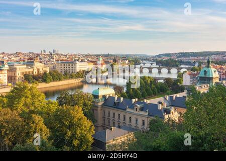 Praha: Blick vom Letna Park auf die Moldau und das Stadtzentrum, vorne die Straka Akademie (auf Tschechisch: Strakova akademie) als Sitz der Gove Stockfoto