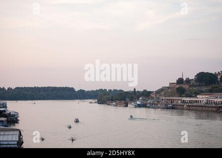 Blick auf das Sava-Ufer in Belgrad. Boote und Fischer können vor gesehen werden und Kalemegdan Festung auf dem Hintergrund mit dem ikonischen Viktor, bei du Stockfoto
