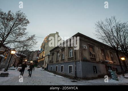 BELGRAD, SERBIEN - 27. JANUAR 2019: Skadarlija Straße (auch bekannt als Skadarska) im Winter unter dem Schnee mit seinen typischen gepflasterten Straßencafés Stockfoto