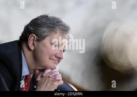 Washington, Usa. Oktober 2020. Senator John Kennedy, R-LA, hört am Dienstag, den 2020. Oktober, während eines Senats-Justizausschusses für die Nominierung des Obersten Gerichtshofs Amy Coney Barrett im Hart Senate Office Building in Washington, DC. US-Präsident Donald J. Trump ernannte Barrett zur Besetzung der Vakanz, die Justice Ruth Bader Ginsburg nach ihrem Vergehen im September 2020 verlassen hatte. Pool Foto von Stefani Reynolds/UPI Kredit: UPI/Alamy Live Nachrichten Stockfoto