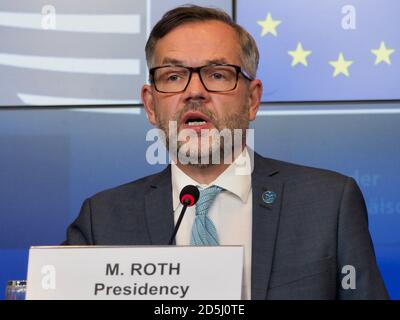 (201013) -- LUXEMBURG, 13. Oktober 2020 (Xinhua) -- Michael Roth, Staatsminister für Europa im Auswärtigen Amt, nimmt am 13. Oktober 2020 an einer Pressekonferenz in Luxemburg Teil. Die Mitgliedstaaten der Europäischen Union (EU) haben am Dienstag einen gemeinsamen Farbcode verabschiedet, um das Risiko im Zusammenhang mit dem Coronavirus-Ausbruch, Region für Region, zu definieren, ein Schritt, um Fragmentierung und Störungen zu vermeiden. (Europäische Union/Handout über Xinhua) Stockfoto