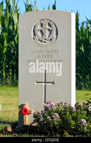 Das Grab des privaten John Henry Parr (1897-1914) der erste Soldat des britischen Reiches, der während des Ersten Weltkriegs in Mons, Belgien, getötet wurde Stockfoto