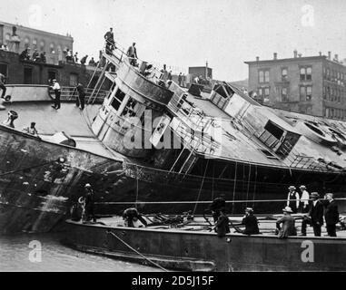 Die SS Eastland wird nach der Eastland-Katastrophe auf dem Chicago River, Chicago, Illinois, 1915 wieder in die Stadt gebracht. Stockfoto