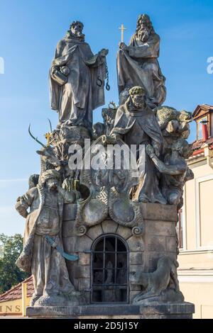 Praha: Statuen der Heiligen Johannes von Matha, Felix von Valois und Ivan auf der Karlsbrücke (Karlův Most, Karlsbrücke) in Moldau, Praha, Prag, Prag, Prag, Stockfoto