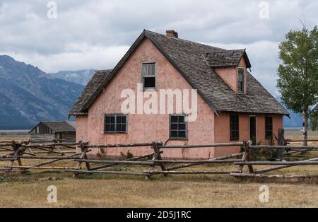 Das 'Pink House' auf dem John Moulton Gehöft in der Mormon Row im Teton National Park, Wyoming, USA. Stockfoto