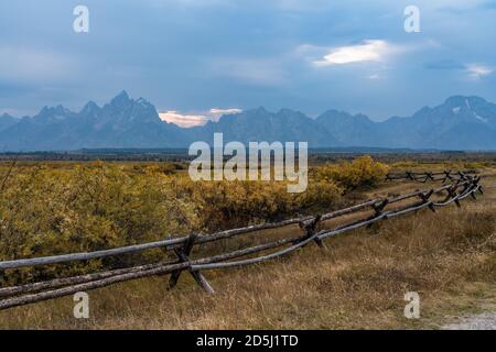 Ein Buck und Rail Zaun in der Nähe der historischen Cunningham Hütte mit der Teton Range im Grand Teton National Park, Wyoming, USA. Stockfoto