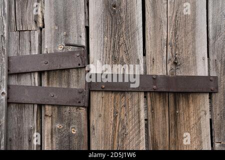 Detail des Eisenbandes hängt an der alten Scheune auf dem Reed Molton Gehöft in der Mormon Row im Teton National Park, Wyoming, USA. Stockfoto