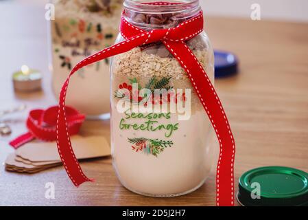 weihnachten Geschenk von Cookie Zutaten in einem Glas Stockfoto
