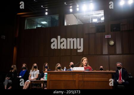 Washington, Vereinigte Staaten Von Amerika. Oktober 2020. Amy Coney Barrett, Richterkandidatin des Obersten Gerichtshofs der Vereinigten Staaten, bezeugt während ihrer Bestätigungsverhandlung des Justizausschusses des Senats in Washington am Dienstag, den 13. Oktober 2020.Quelle: Caroline Brehman/Pool via CNP.Nutzung weltweit.Quelle: dpa/Alamy Live News Stockfoto