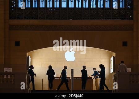 New York City, USA. Oktober 2020. Blick auf den Apple Store im Grand Central Terminal, nachdem Apple eine Online-Veranstaltung abgehalten hatte, um die neue iPhone 12-Linie mit vier verschiedenen Modellen (Standard, Pro, Pro Max und Mini), New York, NY, 13. Oktober 2020, anzukündigen. (Anthony Behar/Sipa USA) Quelle: SIPA USA/Alamy Live News Stockfoto