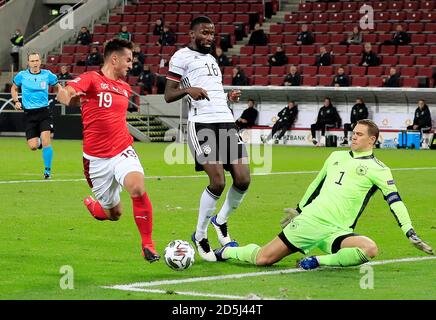 Köln. Oktober 2020. Mario Gavranovic (vorne L) aus der Schweiz schießt während des UEFA Nations League-Spiels gegen Deutschland in Köln, Deutschland, 13. Oktober 2020. Quelle: Xinhua/Alamy Live News Stockfoto