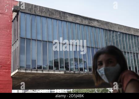 Sao Paulo, Brasilien. Oktober 2020. Das Gebäude des Sao Paulo Museum of Art ist nach seiner Wiedereröffnung inmitten COVID-19 Ausbruch in Sao Paulo, Brasilien, am 13. Oktober 2020 gesehen. Quelle: Rahel Patrasso/Xinhua/Alamy Live News Stockfoto