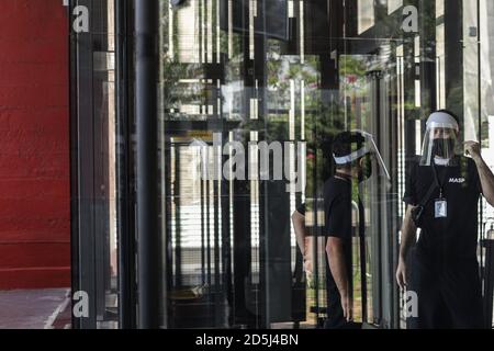 Sao Paulo, Brasilien. Oktober 2020. Mitarbeiter bereiten sich darauf vor, Besucher im Sao Paulo Museum of Art nach seiner Wiedereröffnung inmitten COVID-19 Ausbruch in Sao Paulo, Brasilien, am 13. Oktober 2020 empfangen. Quelle: Rahel Patrasso/Xinhua/Alamy Live News Stockfoto