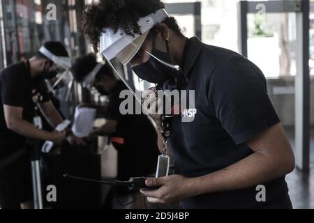 Sao Paulo, Brasilien. Oktober 2020. Mitarbeiter bereiten sich darauf vor, Besucher im Sao Paulo Museum of Art nach seiner Wiedereröffnung inmitten COVID-19 Ausbruch in Sao Paulo, Brasilien, am 13. Oktober 2020 empfangen. Quelle: Rahel Patrasso/Xinhua/Alamy Live News Stockfoto