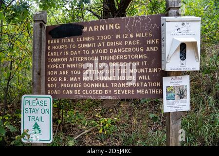 Manitou Springs, Colorado - 15. September 2020: Warnschild am Barr Trail Trailhead, der zum Pikes Peak führt, warnt Wanderer vor Unwetter Conditi Stockfoto