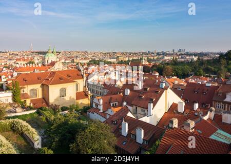 Praha: Blick von den Prager Schlossgärten auf die Nikolaikirche, Stadtzentrum in Hradcany, Burgviertel, Praha, Prag, Prag, Tschechien Stockfoto