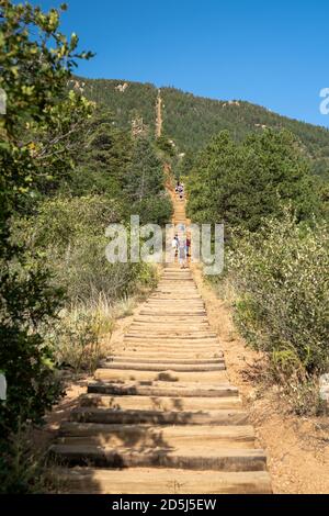 Manitou Springs, Colorado - 15. September 2020: Die alten Eisenbahnschwellen, aus denen die Manitou Incline Wanderung in Colorado besteht. Wanderer weit in der Ferne Stockfoto