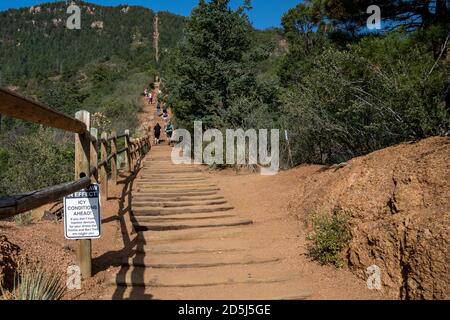 Manitou Springs, Colorado - 15. September 2020: Die alten Eisenbahnschwellen, aus denen die Manitou Incline Wanderung in Colorado besteht. Wanderer weit in der Ferne Stockfoto