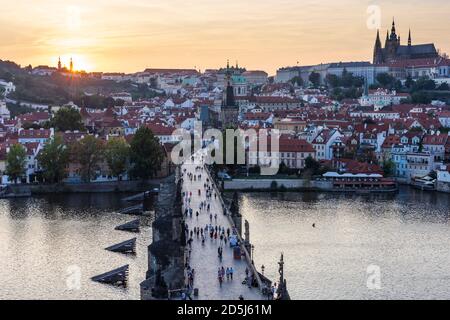 Praha: Karlsbrücke (Karlův Most, Karlsbrücke), Moldau (Moldau), Blick auf die Kleinseite, Prager Burg und Veitsdom, Vie Stockfoto