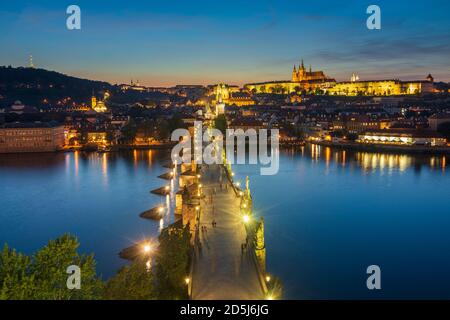 Praha: Karlsbrücke (Karlův Most, Karlsbrücke), Moldau (Moldau), Blick auf die Kleinseite, Prager Burg und Veitsdom, Vie Stockfoto