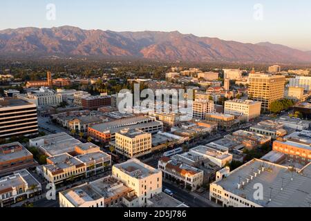 Luftaufnahme der Innenstadt von Pasadena, Kalifornien bei Sonnenuntergang mit den San Gabriel Mountains Stockfoto