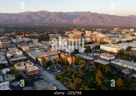 Luftaufnahme der Innenstadt von Pasadena, Kalifornien bei Sonnenuntergang mit den San Gabriel Mountains Stockfoto