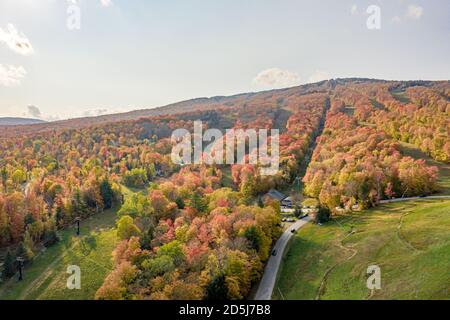Luftaufnahme des Okemo Mountain im Herbst, Ludlow, Vermont Stockfoto