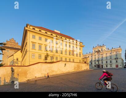 Praha: Salm Palast (Salmovsky palast), Teil der Nationalgalerie Prag (links), Erzbischöflichen Palast (rechts), Platz Hradcanske namesti in Hradcany, gegossen Stockfoto