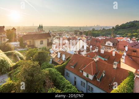 Praha: Blick von den Prager Schlossgärten auf die Nikolaikirche, Stadtzentrum in Hradcany, Burgviertel, Praha, Prag, Prag, Tschechien Stockfoto