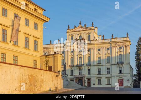 Praha: Salm Palast (Salmovsky palast), Teil der Nationalgalerie Prag (links), Erzbischöflichen Palast (rechts), Platz Hradcanske namesti in Hradcany, gegossen Stockfoto