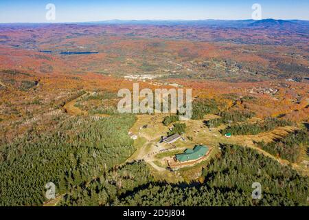 Luftbild des Summit Cafe am Okemo Mountain im Herbst, Ludlow, Vermont Stockfoto