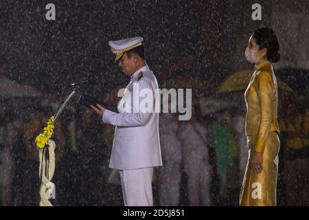 Bangkok, Thailand. Oktober 2020. Thailands Premierminister Prayut Chan-O-Cha und seine Frau Naraporn Chan-o-cha haben bei der vierten Jubiläumsfeier anlässlich des Todes des verstorbenen thailändischen Königs Bhumibol Adulyadej (Rama 9) eine Rede bei starkem Regen gehalten. Kredit: SOPA Images Limited/Alamy Live Nachrichten Stockfoto