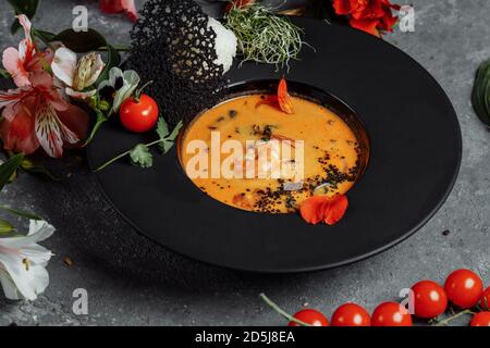 Schmackhafte Tom Yum Suppe mit Garnelen und Kokosmilch Stockfoto