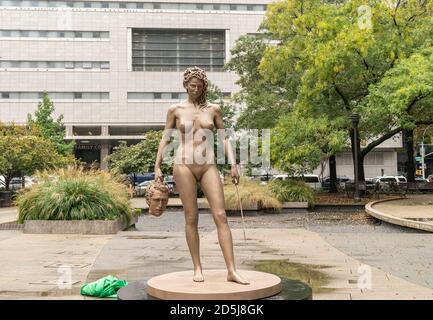 New York, USA. Oktober 2020. Blick auf Medusa mit der Skulptur des Perseus (MWTH), die im Collect Pond Park zu Ehren der Bewegung "Me Too" enthüllt wurde. Die Skulptur kehrt die Erzählung des Mythos von Medusa um und stellt sie in einem Moment düster mächtigter Selbstverteidigung dar. Im Mythos Medusa wird selbst für das Verbrechen, dessen Opfer sie war, verantwortlich gemacht und bestraft. Die Göttin Athena verbannt und verflucht die Medusa mit einem monströsen Schlangenkopf und einem Blick, der die Menschen zu Stein macht. Quelle: Pacific Press Media Production Corp./Alamy Live News Stockfoto