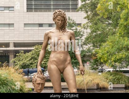 New York, USA. Oktober 2020. Blick auf Medusa mit der Skulptur des Perseus (MWTH), die im Collect Pond Park zu Ehren der Bewegung "Me Too" enthüllt wurde. Die Skulptur kehrt die Erzählung des Mythos von Medusa um und stellt sie in einem Moment düster mächtigter Selbstverteidigung dar. Im Mythos Medusa wird selbst für das Verbrechen, dessen Opfer sie war, verantwortlich gemacht und bestraft. Die Göttin Athena verbannt und verflucht die Medusa mit einem monströsen Schlangenkopf und einem Blick, der die Menschen zu Stein macht. Quelle: Pacific Press Media Production Corp./Alamy Live News Stockfoto