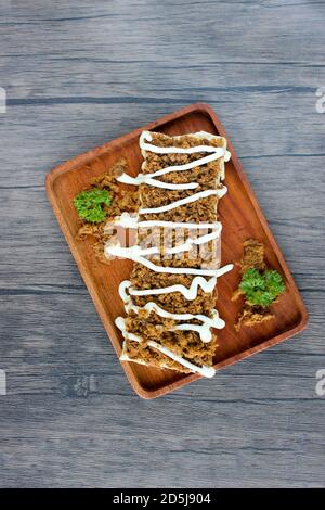 Vorderansicht Toast mit geschreddertem Rindfleisch gekrönt mit Mayonnaise. Serviert auf Holztabletts. Stockfoto