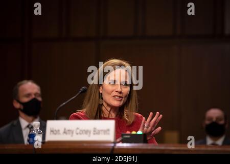 Washington, Vereinigte Staaten Von Amerika. Oktober 2020. Amy Coney Barrett, Richterkandidatin des Obersten Gerichtshofs der Vereinigten Staaten, bezeugt während ihrer Bestätigungsverhandlung des Justizausschusses des Senats in Washington am Dienstag, den 13. Oktober 2020.Quelle: Caroline Brehman/Pool via CNP.Nutzung weltweit.Quelle: dpa/Alamy Live News Stockfoto