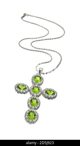 Peridot grüne Kreuz Halskette mit Diamanten auf einem verkrustet fotografiert Weißer Hintergrund Stockfoto