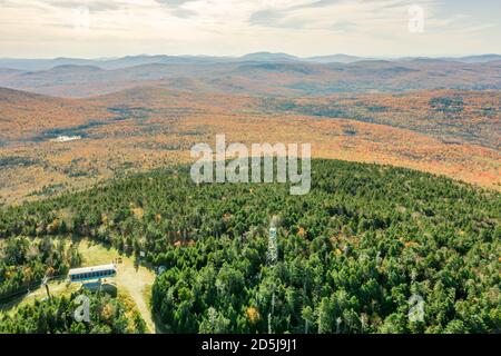 Luftbild des Okemo Mountain im Herbst und des Feuerturms, Ludlow, Vermont Stockfoto