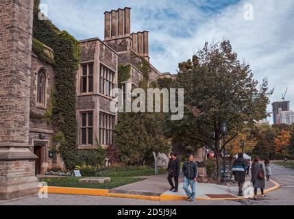 Toronto, Kanada - 20 10 Herbst 2018: die Szene mit Touristen vor der historischen Hart House Building. Hart House ist an der Universität Toronto Center Stockfoto