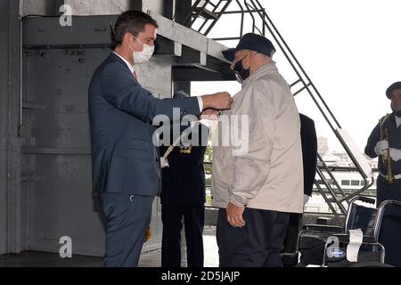 Der französische Generalkonsul von New York, Jérémie Robert (l), verleiht dem ehemaligen Gunner's Mate George Thomsen die Insignien des Ritters im Nationalen Orden der französischen Ehrenlegion für seinen Militärdienst zur Befreiung Frankreichs von den deutschen Besatzungstruppen, der an Bord der Intrepid Sea präsentiert wird, Air & Space Museum in New York, NY, 13. Oktober 2020. George Thomsen diente als Gunner's Mate an Bord der PC1168, die Konvois über den Atlantik zum Krieg in Europa führte und dann zum Mittelmeer aufsteuerte. Auf Korsika diente es als Eskorte zur USS Jouett, dem Kommandoschiff der Inv Stockfoto